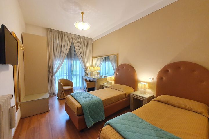 Room 9 of 31