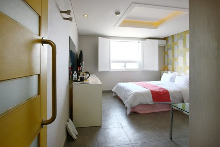 Room 8 of 47