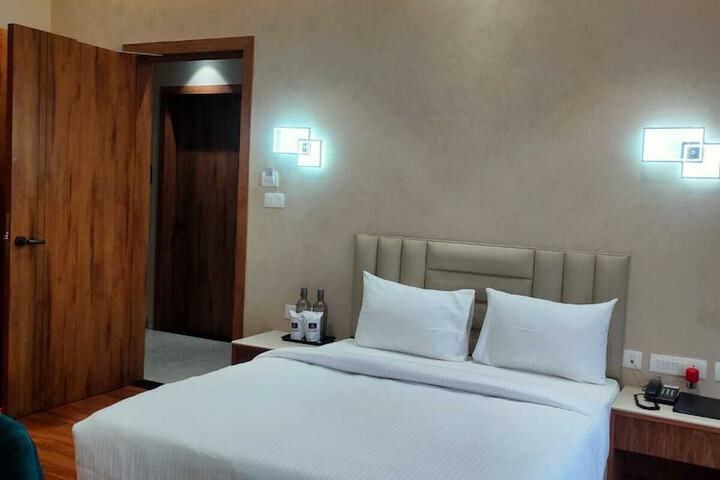 Room 6 of 9