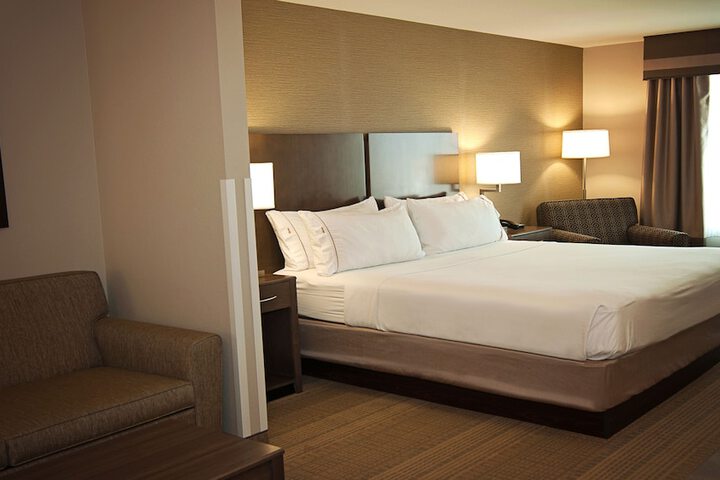 Standard | King Bed (3 of 10)