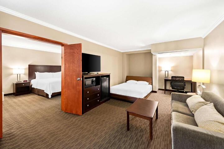 1 King Bed Pet Friendly Room First Floor High Speed Internet Accessible Microwave and Refrigerator Full Breakfast (10 of 17)