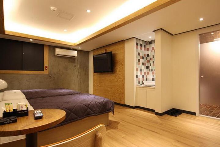 Room 3 of 9
