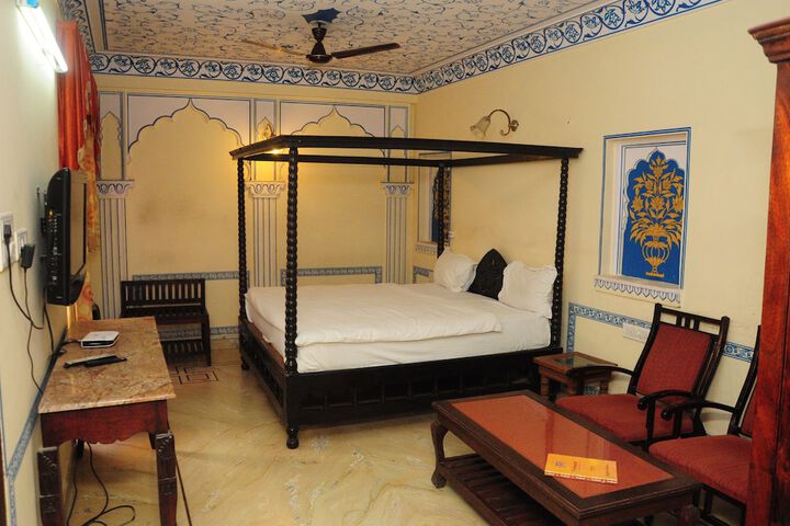 Room 9 of 34