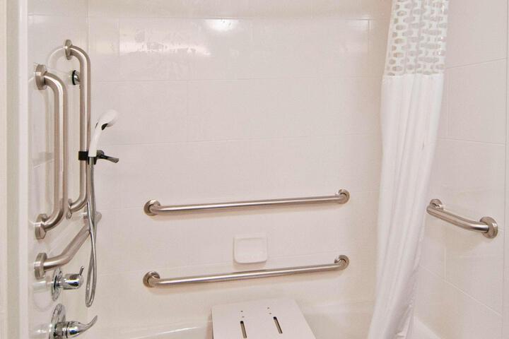 1 King Mobility Hearing Accessible with Tub (3 of 11)