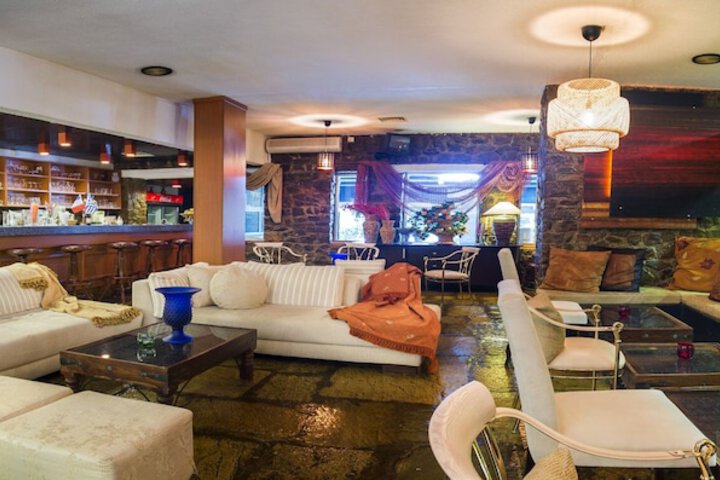Lounge 28 of 36