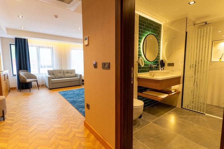 Room 7 of 10