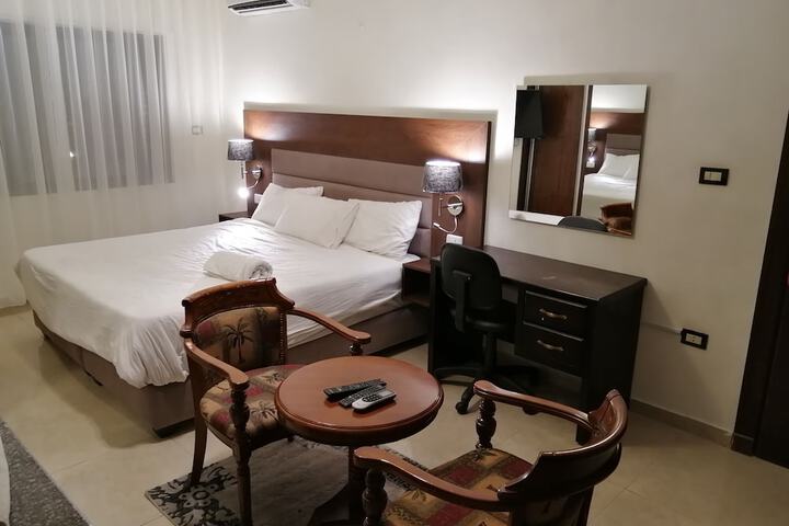 Room 11 of 77