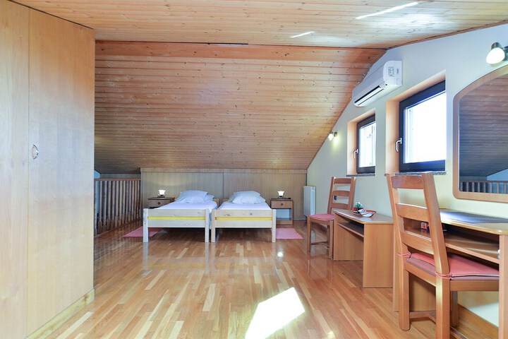 Room 12 of 79