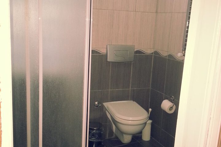 Room 12 of 27