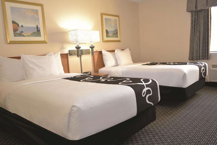 2 Double Beds (7 of 11)