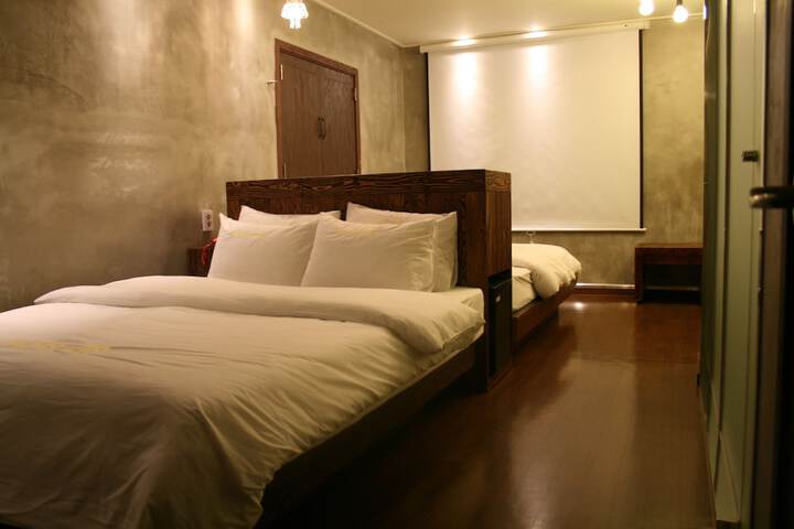 Room 13 of 42