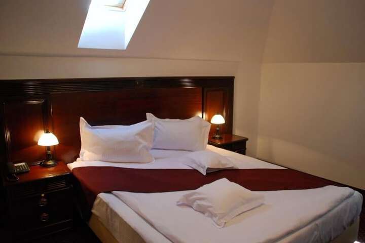 Room 13 of 33