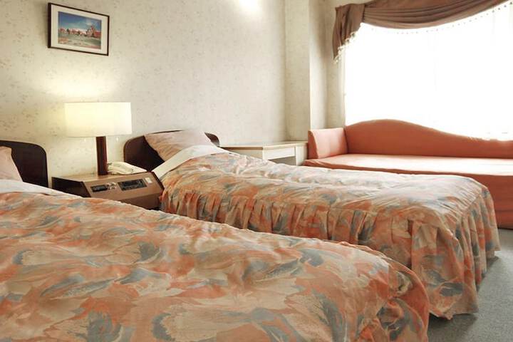 Room 4 of 108