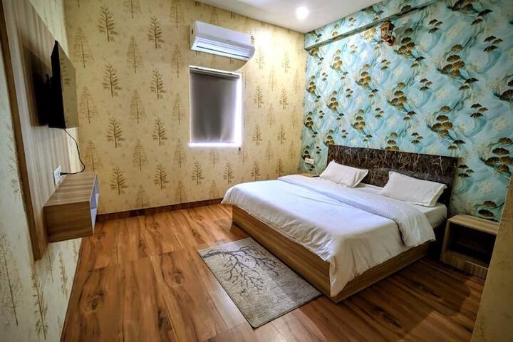 Room 7 of 18