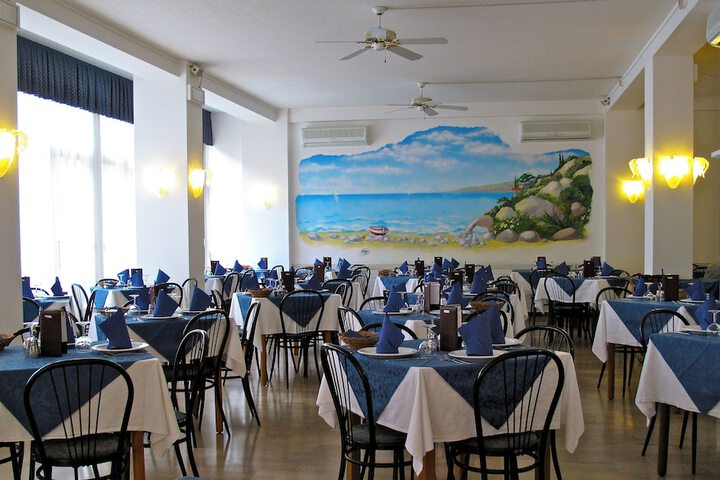 Dining 8 of 13