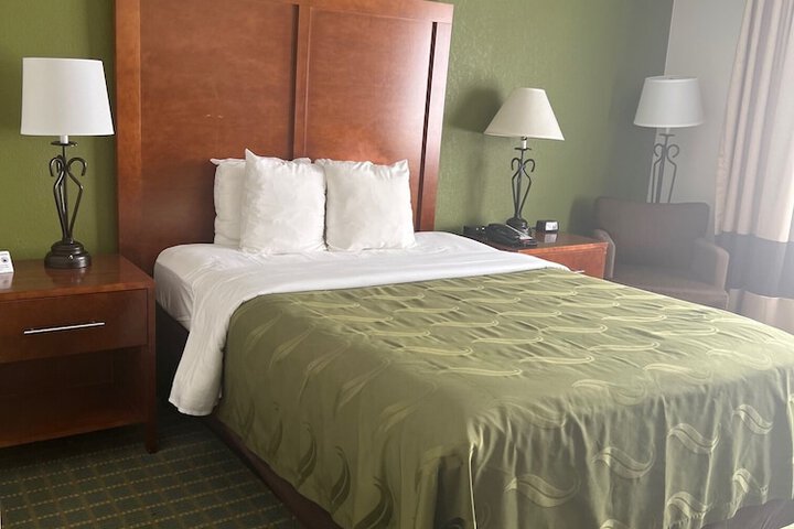 1 Queen Bed (14 of 14)