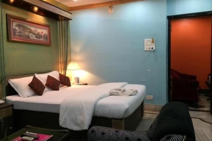 Room 8 of 16