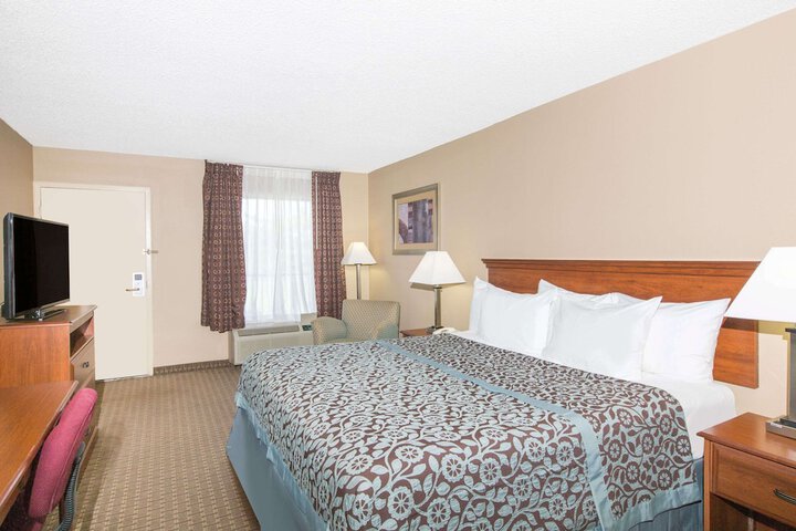 1 King Bed (4 of 8)