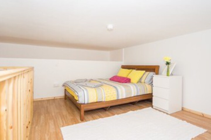 Room 5 of 6