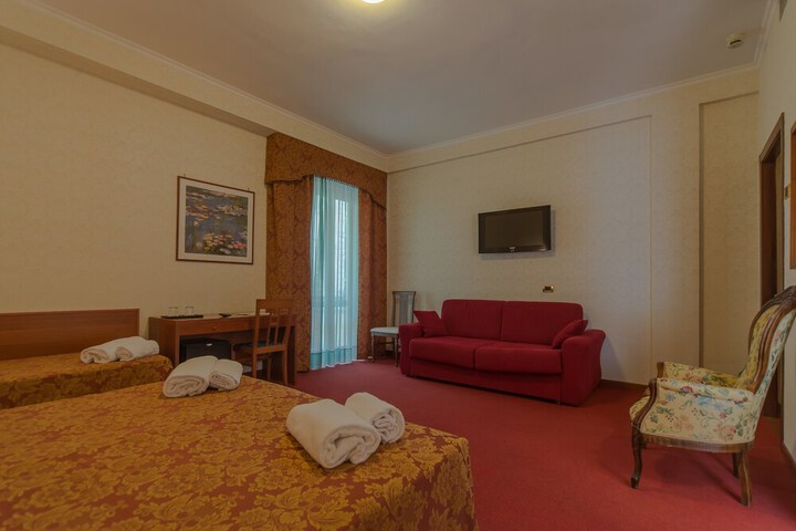 Room 14 of 37