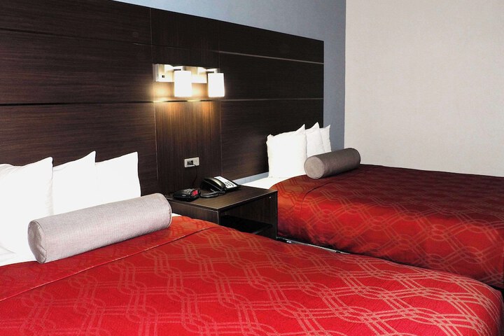 2 Queen Beds (10 of 10)
