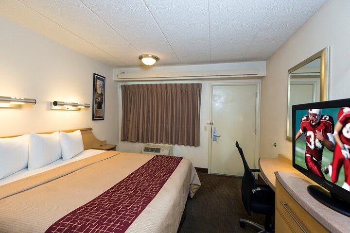 1 King Bed (1 of 18)
