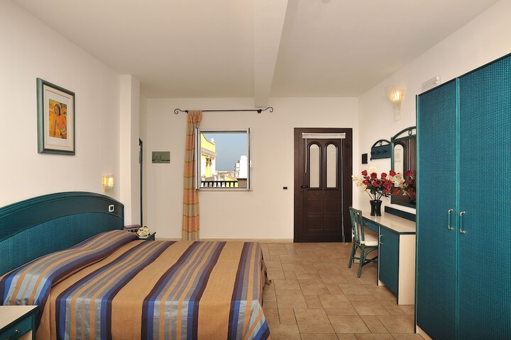 Room 3 of 37