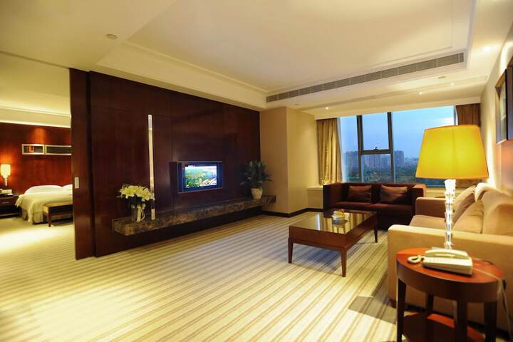 Room 6 of 8