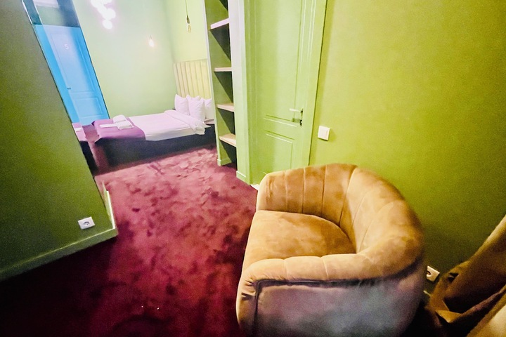 Room 72 of 116