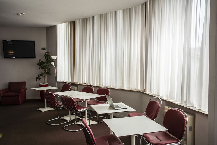 Business Center 63 of 66