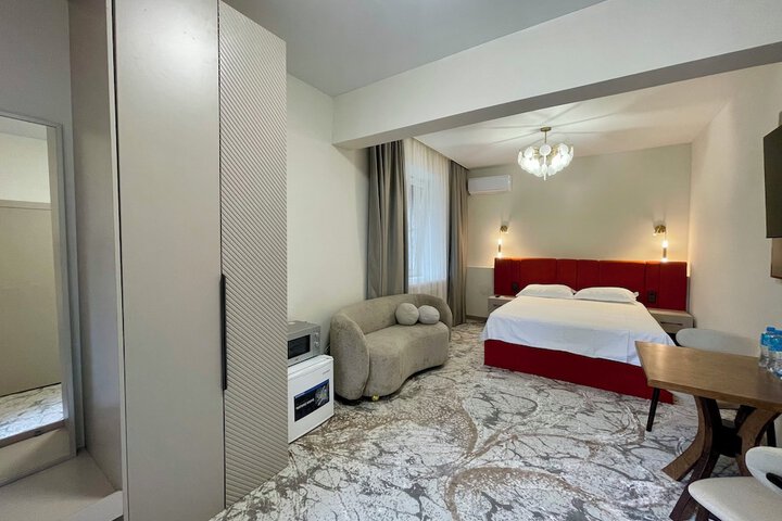 Room 18 of 127