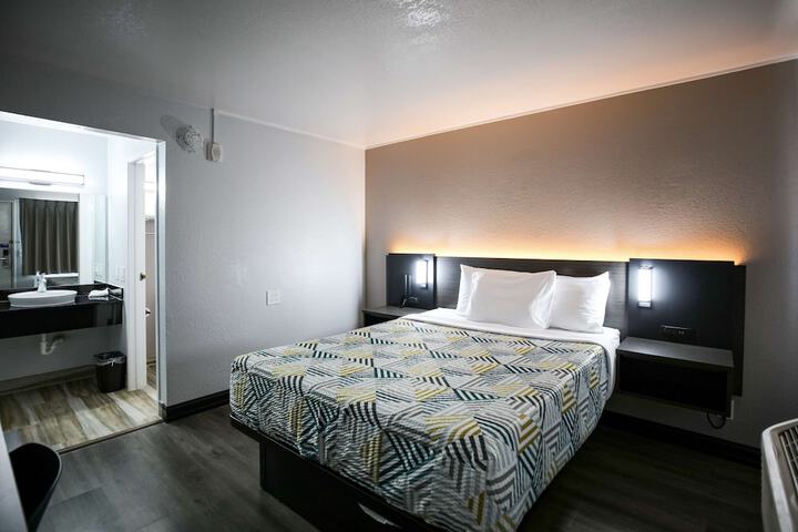 1 Queen Bed (3 of 15)