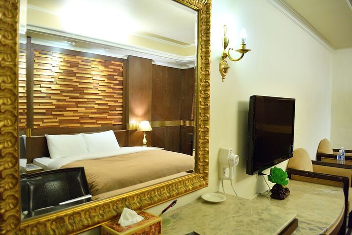 Room 14 of 33