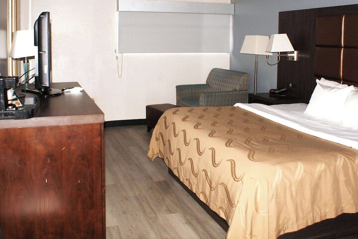 1 King Bed (1 of 21)