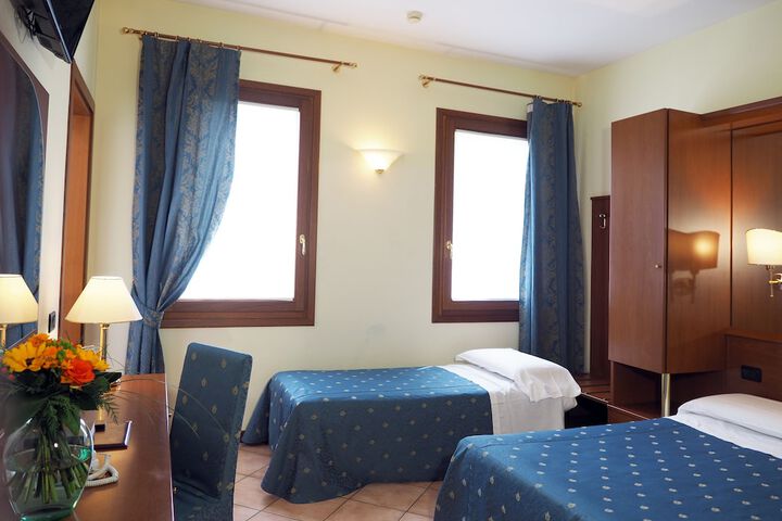 Room 12 of 37