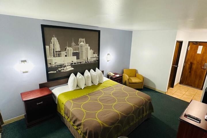 1 King Bed (4 of 5)