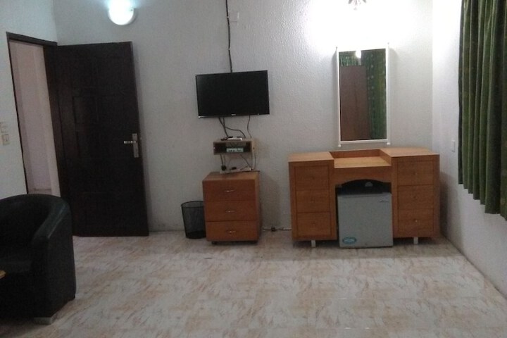 Room 5 of 6