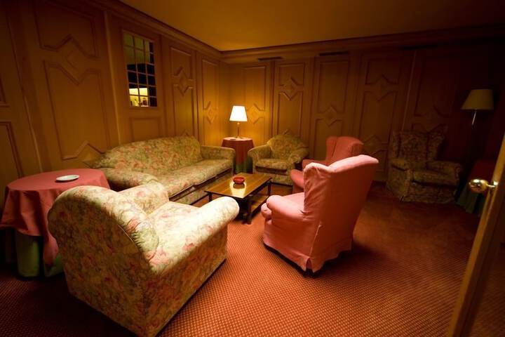 Lounge 50 of 57