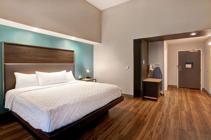 1 King Bed (2 of 15)