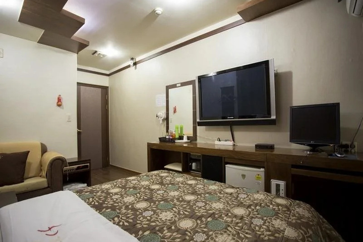 Room 4 of 27