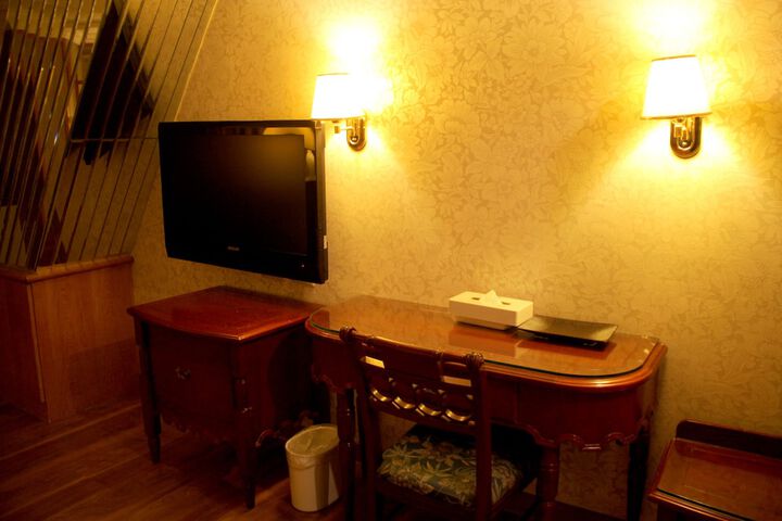 Room 6 of 26