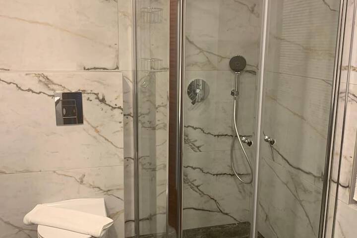 Room 32 of 65