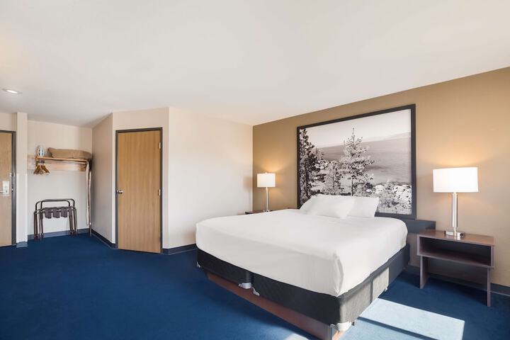 1 King Bed Suite (10 of 10)