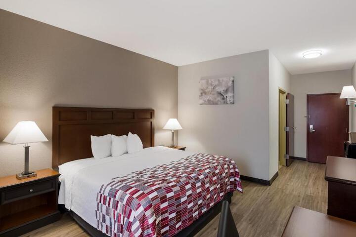 Standard King Bed Accessible (4 of 18)