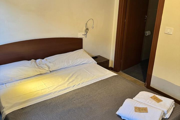Room 27 of 43