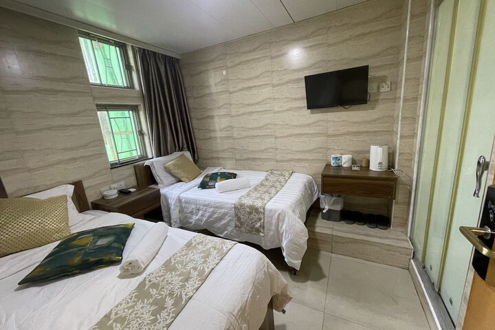 Room 121 of 195