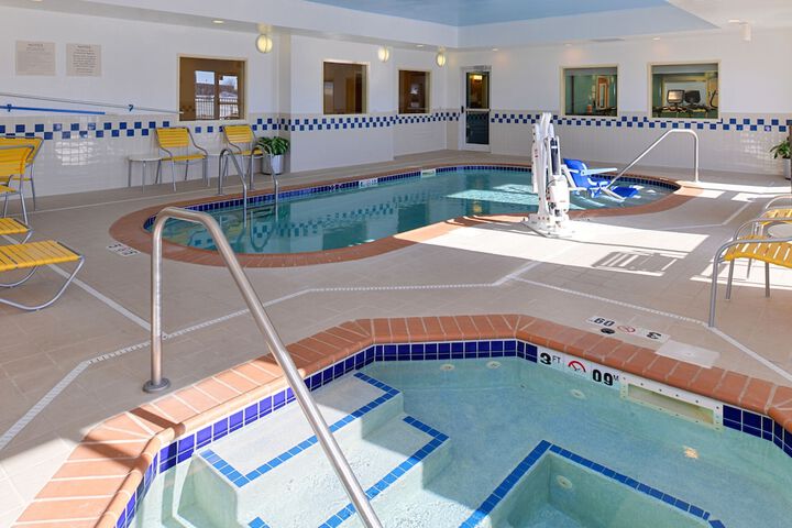 Indoor spa tub