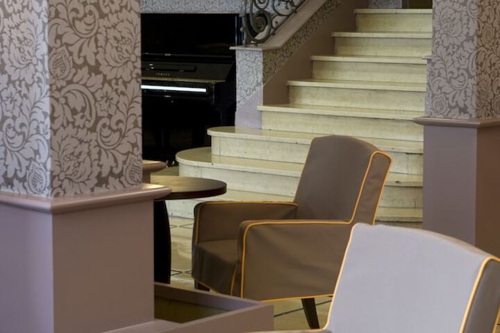 Entrance & Lobby