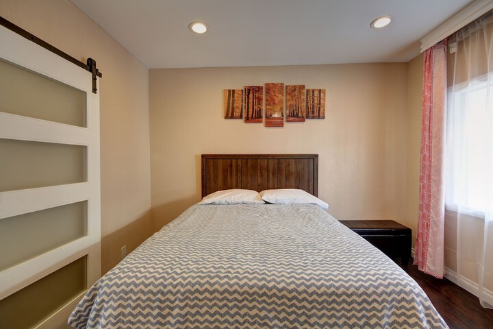 1 Queen Bed (7 of 17)