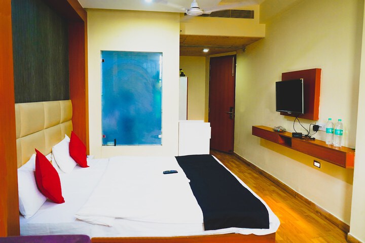 Room 8 of 11